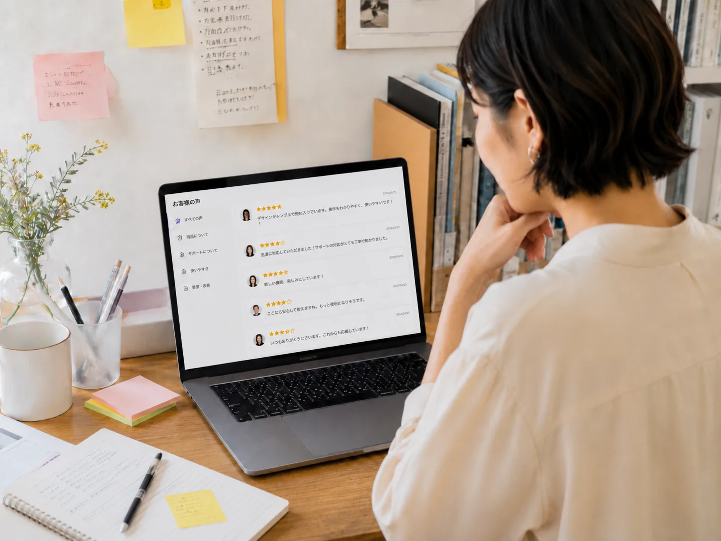 お客様の声のダッシュボードを見る女性